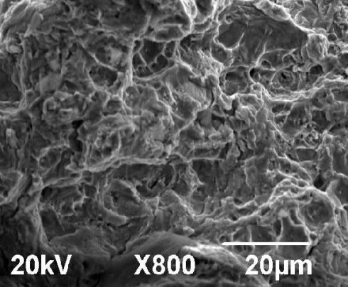 X70钢断口准解理断裂区（扫描电镜SEM）